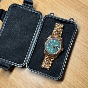 Seiko - Fin seiko datejust mod klocka med palm urtavla. Klockan är utrustad med kristallglas på fram och baksidan och har ett presidential armband med riktigt snyggt spänne.