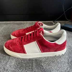Valentino flycrew - Hej! Säljer nu dessa super snygga valentino flycrew i storlek 40 men skulle kunna passa större! Innersulan är utbytt emot en comfort sula, tyvärr inget og. Skorna är i riktigt fint skick med alla nitar kvar och inga flaws! 