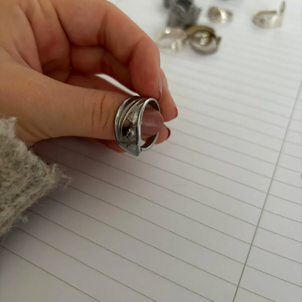 Säljer flera unika silverringar i olika designer. Varje ring har sin egen stil, från blommönster till mer abstrakta former. Perfekt för att mixa och matcha till olika outfits och tillfällen. De är i nyskick och redo att bäras. Asusteet.