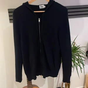100% kashmir hoodie - Sjukt feeet kashmir hoodie i storlek S   Har tyvärr fått ett litet hål under luvan, inget som synts eller någon har sett men därav det billiga priset   Denr sjukt fet riktigt skön nu när det blir lite kallare!!
