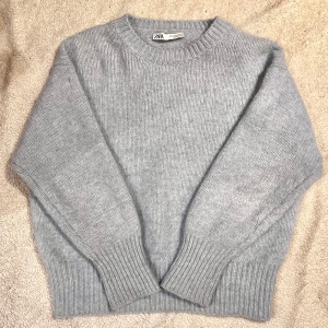 Ljusblå stickad zara tröja  - Oanvänd och inte nopprig! Super gullig baby ljus blå färg perfekt till vintern ju. Sitter oversized men är inte så lång att den täcker stor del av rumpan! Älskar! 