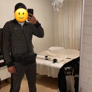  Lacoste dress - Säljer min Lacoste dress då den nt passar mig längre använt några gånger men riktigt bra skick 