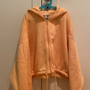 Orange zip up  - Gullig lite oversized zip hoodie ❤️fluffigt material inuti 