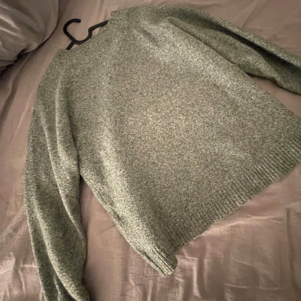 Säljer en supermysig grå stickad tröja från Vero Moda. Perfekt för kyliga dagar med sin mjuka och bekväma passform. Tröjan har långa ärmar och ribbade kanter som ger en snygg finish. Passar perfekt till både jeans och kjol!. Neuleet.