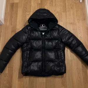 Save the duck jacka - Tja, säljer nu min save the duck jacka eftersom den inte kommer komma till användning till vintern. Nypris 3400kr mitt pris 1299kr. Hör av er ifall ni har några mer fundering