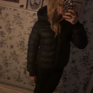 Peak perfomance jacka svart - Knappt använd pågrund av att den varit för stor. Är som nyskick❤️ Skriv för mer bilder om du vill ha de