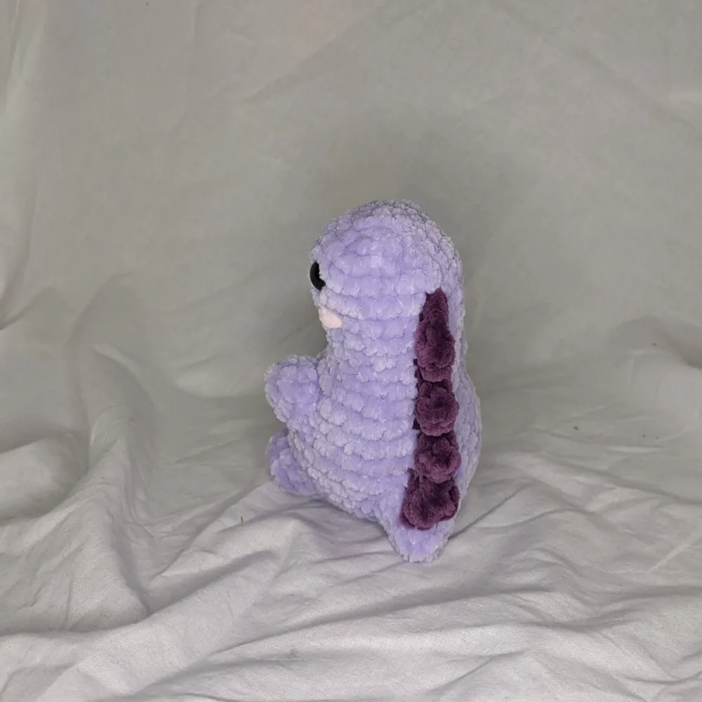 Höjd: 13cm Bred: 10cm Det är en egenvirkad dino som är gjord på fluffigt garn som är 100% polyester . Övrigt.