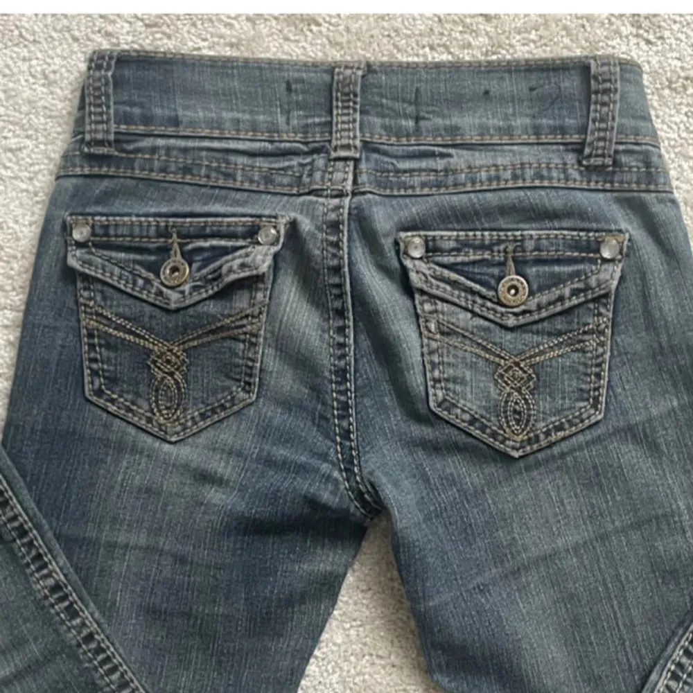 Säljer dessa jätte snygga jeansen eftersom dom är för små. Har köpt dom på plick och den förra ägaren har klippt upp lite vid benen så dom är lite mer bootcut💗storlek står inte men skulle säga att det är 24, skriv privat för fler bilder . Jeans & Byxor.