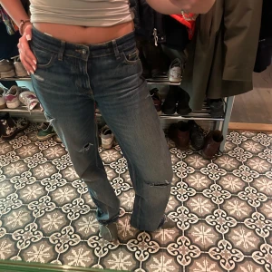 Low waist jeans - Low waist jeans från zara med hål 🙏🏽