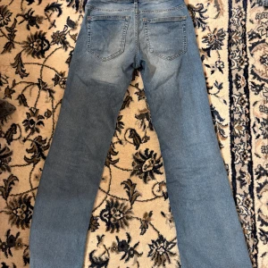 H&M jeans ljusblåa - Säljer dessa supersnygga jeans från hm med en lite annan design!💕 Kommer ej till användning!🥰Använda max 5 gånger!! Nypris300/400