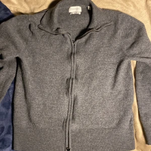 Merino ull tröja  - Tröja med zip från These glory days i 100% merino ull, passar perfekt inför höst /vinter.