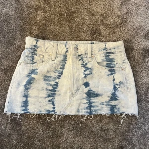 Mini kjol - Jätte fin kjol💙🤍 som jag har sytt in för den var aldeles för stor när den kom. Jag uppskattar att den är i storlek S just nu, men om du undrar om det specifika måttet så kan absolut skriva dem💙