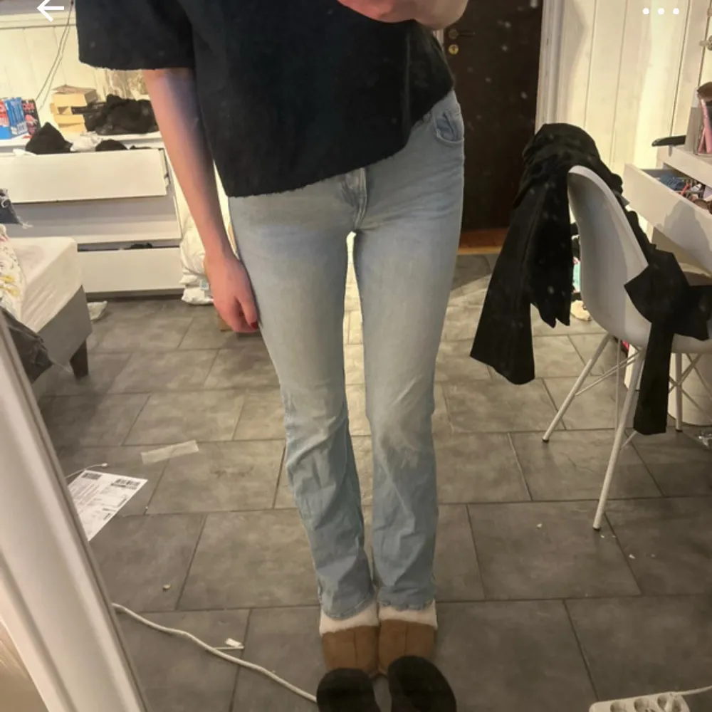 Säljer ett par ljusblå jeans i bra skick. De är bootcut modell med detalj på fickorna ibak! Knappt använda då de är något korta på mig🫤. Jeans & Byxor.