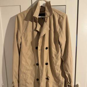 Jättefin beige trenchcoat från VILA!  Storlek: L Pris kan självklart diskuteras! Nypris: 699kr