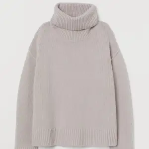 Så fin ljus beige stickad tröja med halvpolokrage slutsåld från h&m nypris 900💕 använd gärna köp nu 