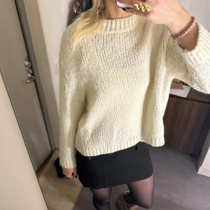 Vit stickad tröja - Säljer en supermysig vit stickad tröja som är perfekt för kyliga dagar. Lite för korta armar för mig som är 180 cm tyvärr. Perfekt att matcha med en kjol eller jeans för en casual look.