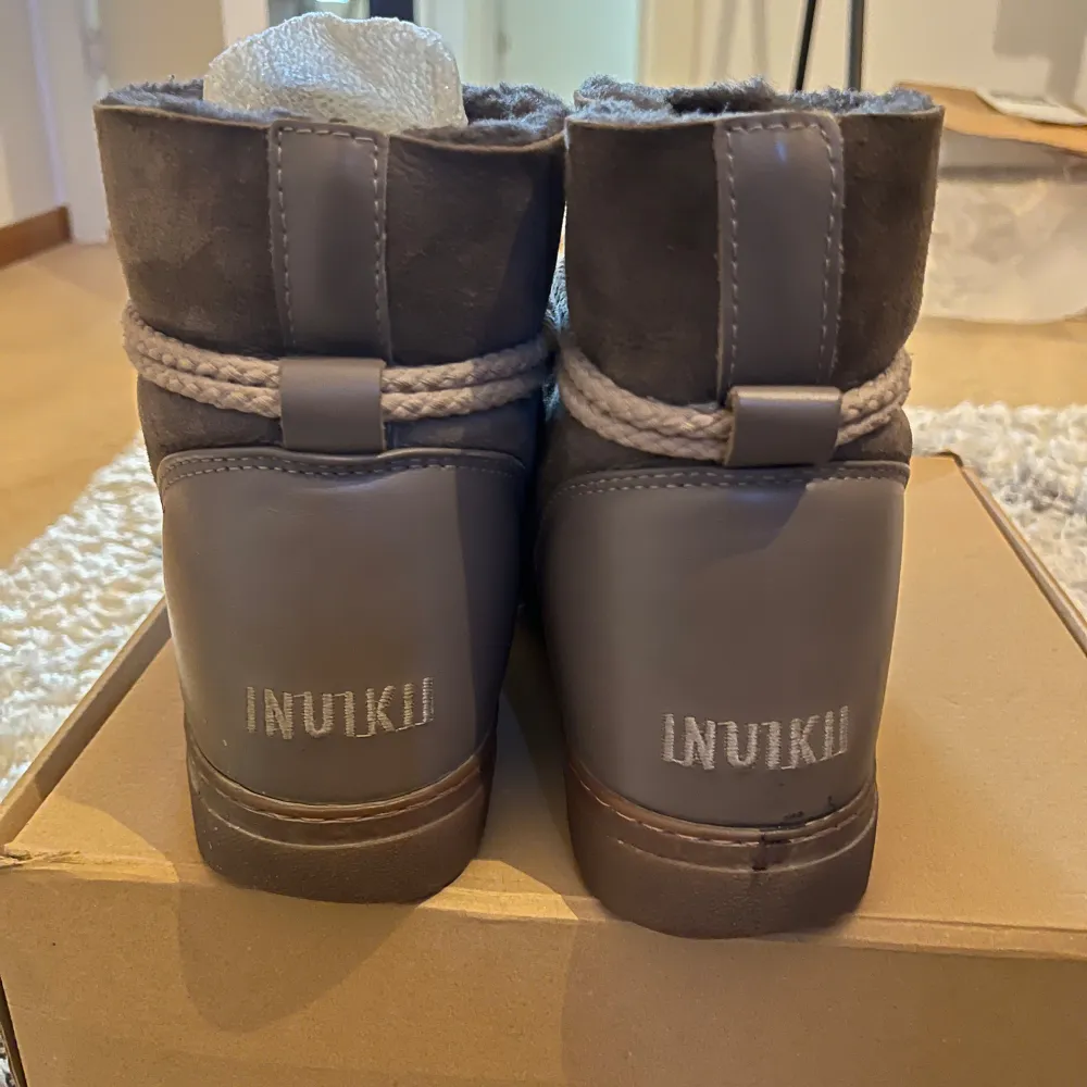 Säljer mina jättefina inuikii skor då de inte kommer till användning och är en aning för stora för mig! Jättefint skick, endast en liten fläck där bak (sista bilden) ingenting man tänker på dock❣️hör av dig vid fler frågor eller bilder!☺️ Nypris: 3000. Kengät.