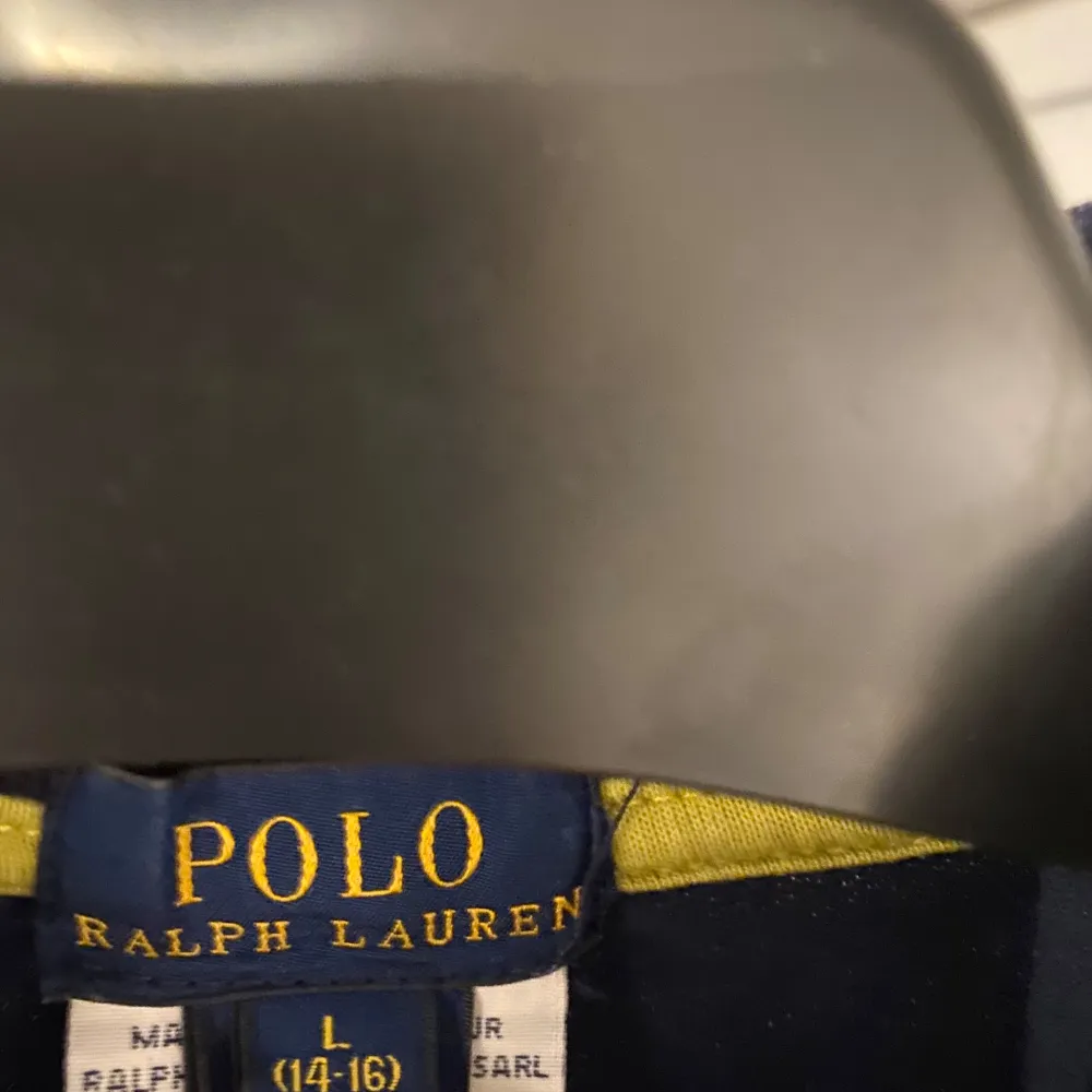 Ralph lauren lång-armad piké i storlek L men är väldigt liten i storleken. Jättefint skick och är inte använd mycket.. Hoodies.