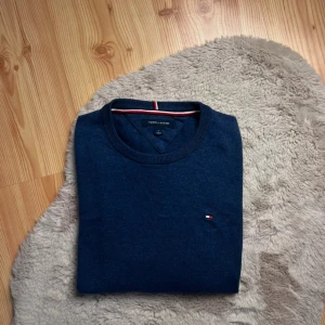 Långermad Tommy Hillfiger tröja.  - Mycket gott skick. Jag är 182cm, tröjan är för kort men passar på bredd och resten