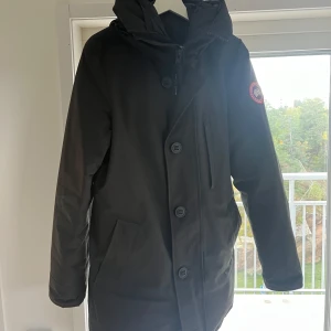 Canada goose parka storlek m/m - Använd en vinter, inget problem med jackan den är i perfekt skick. 