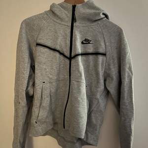 Nike Tech fleece oanvänd Strl. S  Köparen står för frakten. Vid frågor: kontakta mig. Vid köp:  Kontakta mig eller köp via ”köp nu”. 