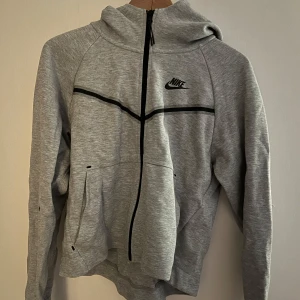 Nike Tech fleece strl. S - Nike Tech fleece oanvänd Strl. S  Köparen står för frakten. Vid frågor: kontakta mig. Vid köp:  Kontakta mig eller köp via ”köp nu”. 