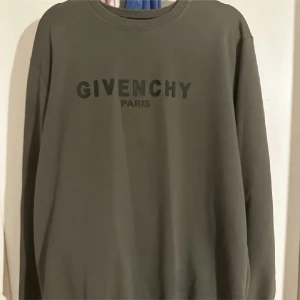 Givenchy sweatshirt  - Köpt för ca 6 månader sedan och är i väldigt bra skick då den knappt använts