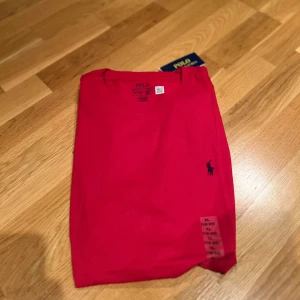 HELT NY RALPH LAUREN T-SHIRT! - Tjenare, säljer nu denna snygga ralph lauren t-shirten då den tyvärr va lite för stor. Den är självklart äkta (kolla bild 3). Hör av er vid frågor✌️