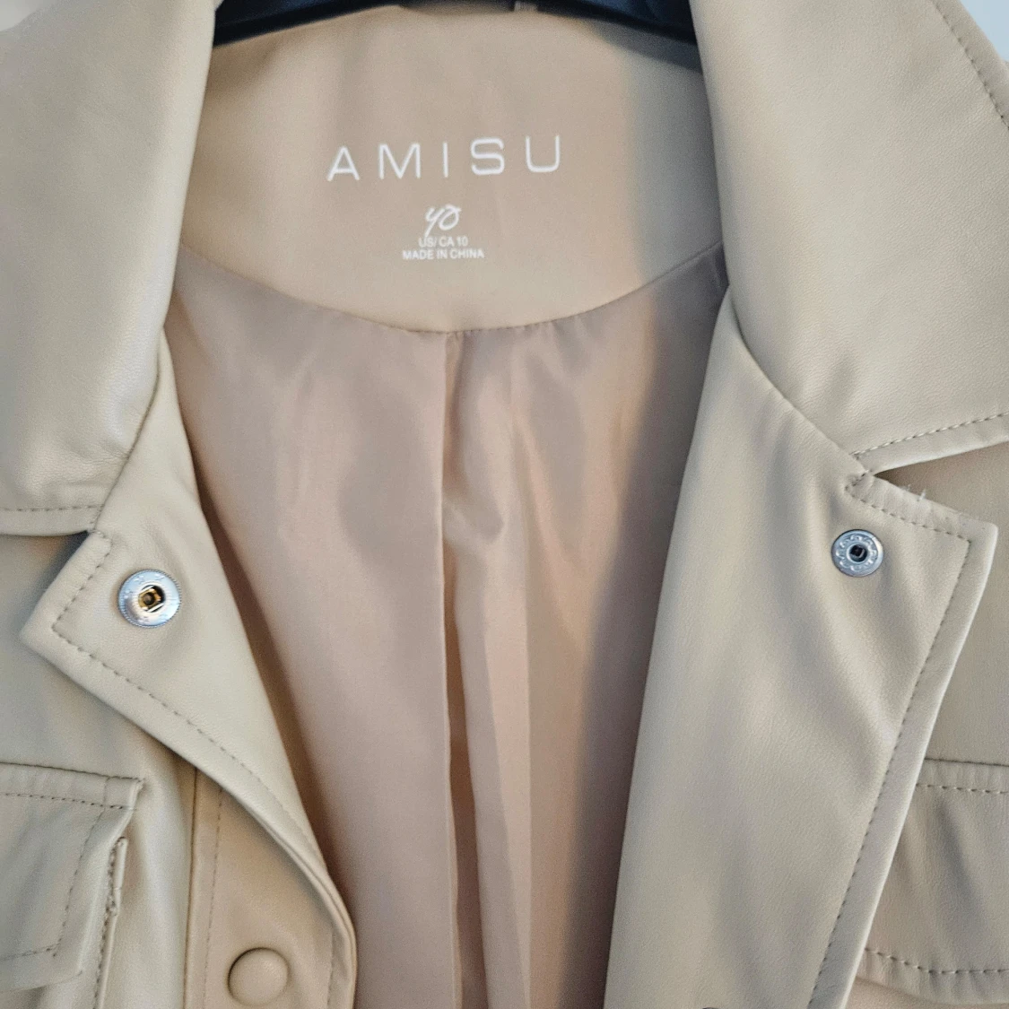 Beige skinn jacka från Amisu