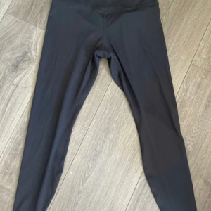 Svarta leggings från H&M Move - Snygga svarta leggings från H&M Move, perfekta för träning eller vardagsbruk. Tillverkade i en mjuk och stretchig blandning av polyester och elastan för optimal komfort och rörelsefrihet. Alldrig använda 