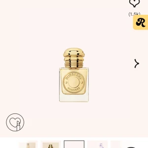 Burberry Goddess Parfym - Helt ny Elegant parfym från Burberry i en lyxig flaska med guldfärgad kork och detaljer. Doften heter Goddess och kommer i en stilren förpackning. Perfekt för den som vill ha en sofistikerad och tidlös doft. Säljes pga oönskad födelsedags present. 