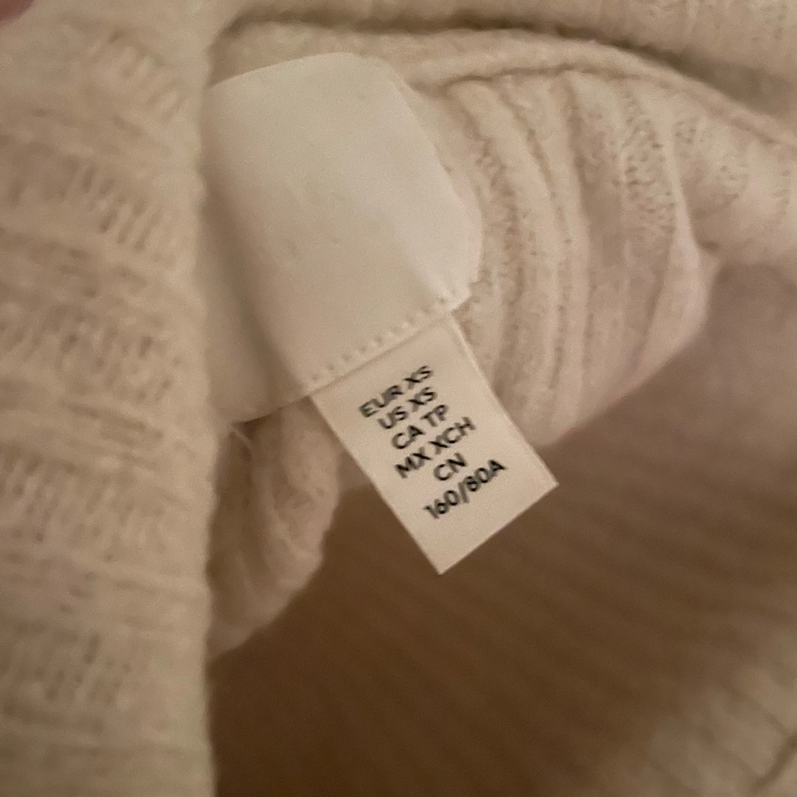 Vit ribbad tröja med polokrage