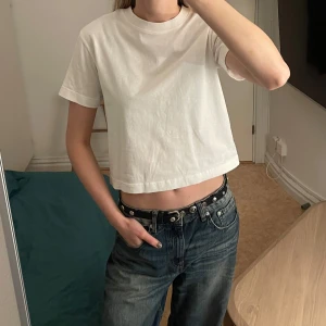 Vit t-shirt - Säljer denna t-shirten från Gina Tricot i storlek XS! Aldrig kommit till användning så i superfint skick Jag på bilden är 175cm