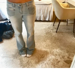 Lågmidjade bootcut jeans  - Säljer nu dessa lågmidjade bootcut jeans då dem är lite för stora för mig, storlek S men stretch i så skulle kunna passa även M😇 mycket bra skick, dock lite nedtrampade bak nere vid fötterna🥰 Priset går att diskutera vid snabb affär💗midjemåttet är 40,5 cm och Innerbenslängden är 78 cm❤️