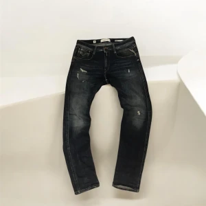 Replay jeans med slitningar  - Säljer dessa eftertraktade Replay jeans i nyskick. Kan tänka mig att gå ner i pris vid snabb affär! Hör av dig vid frågor eller funderingar! 👋