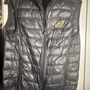 Svart väst från Emporio Armani - Snygg svart quiltad väst från Emporio Armani, köp för ett bra pris, helt nytt skick!!