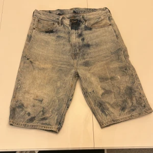 Jeansshorts från Levi Strauss & Co - Säljer ett par jeansshorts från Levi Strauss & Co med en unik blekt design.  Dom är W 34 och 62cm långa. Skriv om ni har frågor.