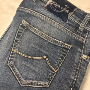 Jacob cohen jeans  - As feta Jacob cohen jeans med slitning i knät. Säljer pga att jag inte använder längre. Skit snygg mörkblå färg och najs detalj med hålet W32 men passar också W31. Kom dm för fler frågor:))