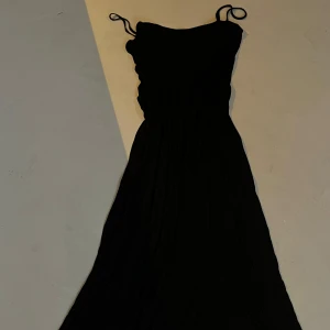 Svart  klänning - Svart mjuk långklänning med spagetti straps
