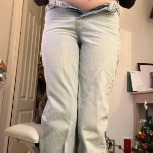 Jeans Ginatricot - Högmidjade jeans från Ginatricot i storlek 32! Har använt några gånger men de är som nya. Säljer då de är för små därav har jag ej dragit upp gylfen på första bilden! 🩷