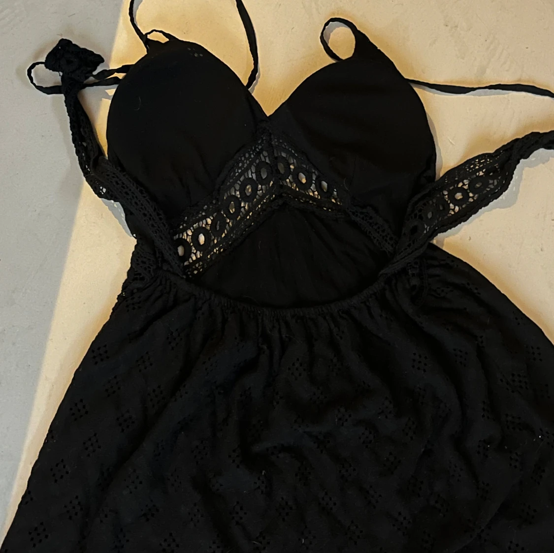 Svart klänning med spetsdetaljer - 90