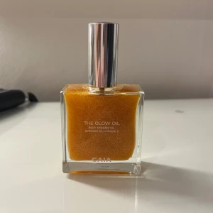 The Glow Oil från CAIA - The Glow Oil är en skimrande kroppsolja från CAIA med avokadoolja och vitamin E. Den kommer i en elegant glasflaska med silverfärgad kork. Perfekt för att ge huden en strålande glans.Helt ny oöppnad!! nypris 549!!!