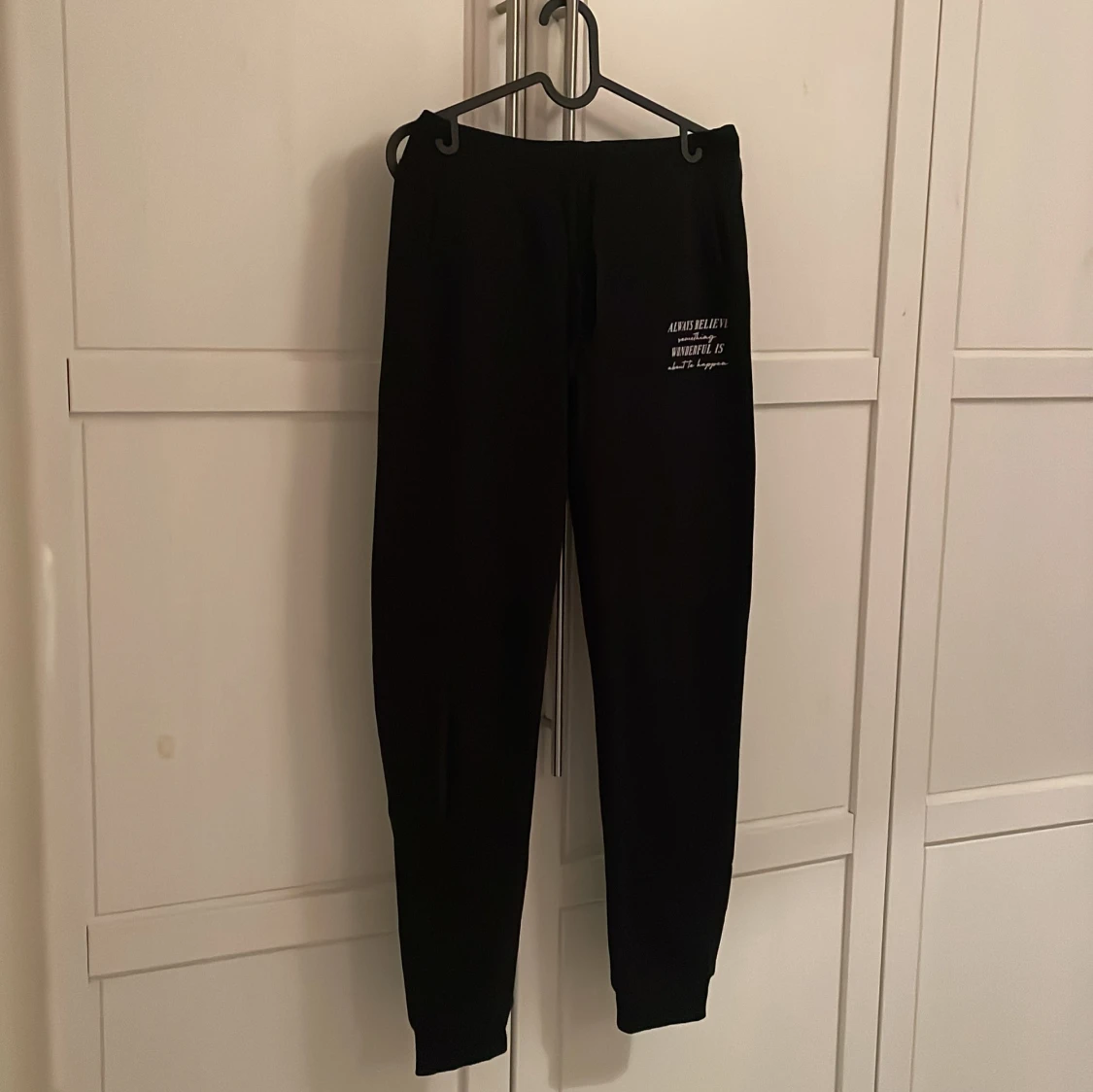 Svarta mjukisbyxor med tryck - 91