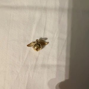 Pandora Harry Potter berlock - Guldig berlock från pandora i motiv av en golden snitch från ett samarbete med Warner Brothers Harry Potter, vingarna rör på sig, supersöt berlock