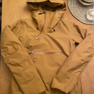Bergans anorak stranda v2 w -  Säljer min slalom jacka. Sparsamt använd 1 säsong så fint skick. 