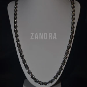 ZANORA | 7MM 60CM | CORDELL SILVER-TONED STAINLESS STEEL NECKLACE |  - ZANORA Cordell Silver-Toned Stainless Steel Necklace, 7 mm brett och 60 cm långt, erbjuder en stilren design i hållbart rostfritt stål. Den silvertonade ytan ger ett elegant och tidlöst uttryck som passar både vardag och fest. ZANORA, grundat 2024, skapar smycken som kombinerar funktion och stil. Har du några frågor? Tveka inte att kontakta oss! Följ oss på sociala medier: Instagram: @Zanora.Store TikTok: @Zanora.store
