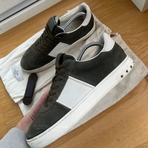 Valentino Flycrew  - Hej! Säljer nu mina riktigt feta olivgröna valentino flycrews då de tyvärr nt kommer till användning längre. Storleken är 42.5 men passar 43 och skicket är mycket bra ca 9/10 förutom att de tappat 3 nitar totalt ( 1 på vänstra, 2 på högra). De kommer med dustbags och extra snöre tyvärr ej box. Kom gärna med prisförslag eller be om extra bilder!//Marcus