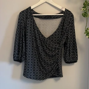 Snygg omlottblus - Jättefin mysig omlottblus från STOCKH LM storlek S🩷🩷