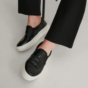 Svarta slip ins sneakers med krokodilmönster NA-KD - Säljer ett par finskor med krokodilmönster. De är köpte från NA-KD och är i storlek 39. Man ser att de är använda inifrån men inget som syns när man har på sig de, kan dessutom försöka rengöra de. 