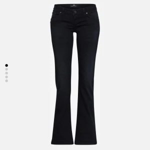 LTB jeans - Snygga LTB jeans i modellen valeria och färgen nattblå. I bra skick förutom att de har lite slitningar längst ner.